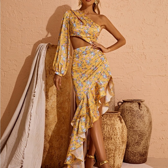 Mew Mews Dresses & Skirts - Mew Mews Yellow Floral Ruffled dress size L fits M Bronx and Banco inspired.